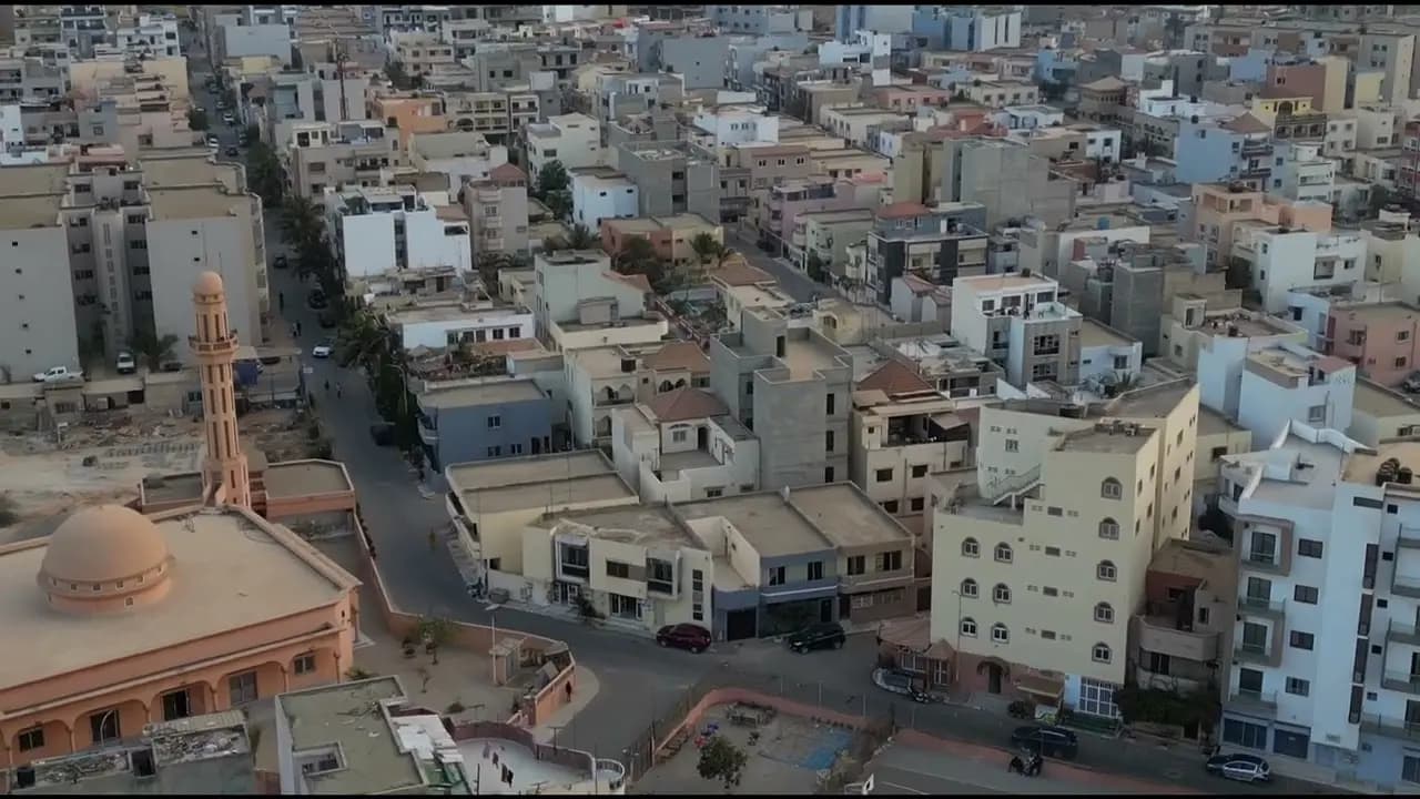 Vue aérienne d'un quartier de Golf Sud, avec ses rues, ses immeubles et le minaret d'une mosquée