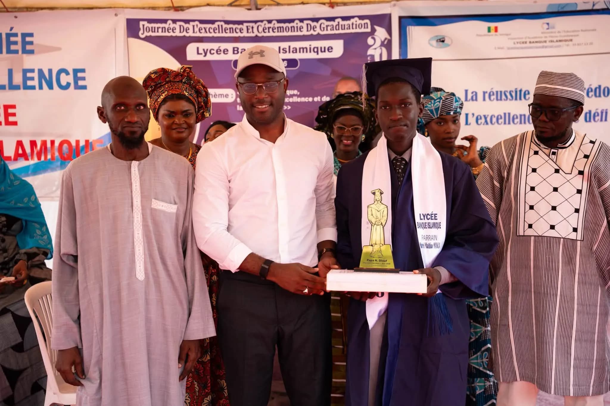 Remise d'un prix d'excellence à un élève diplômé